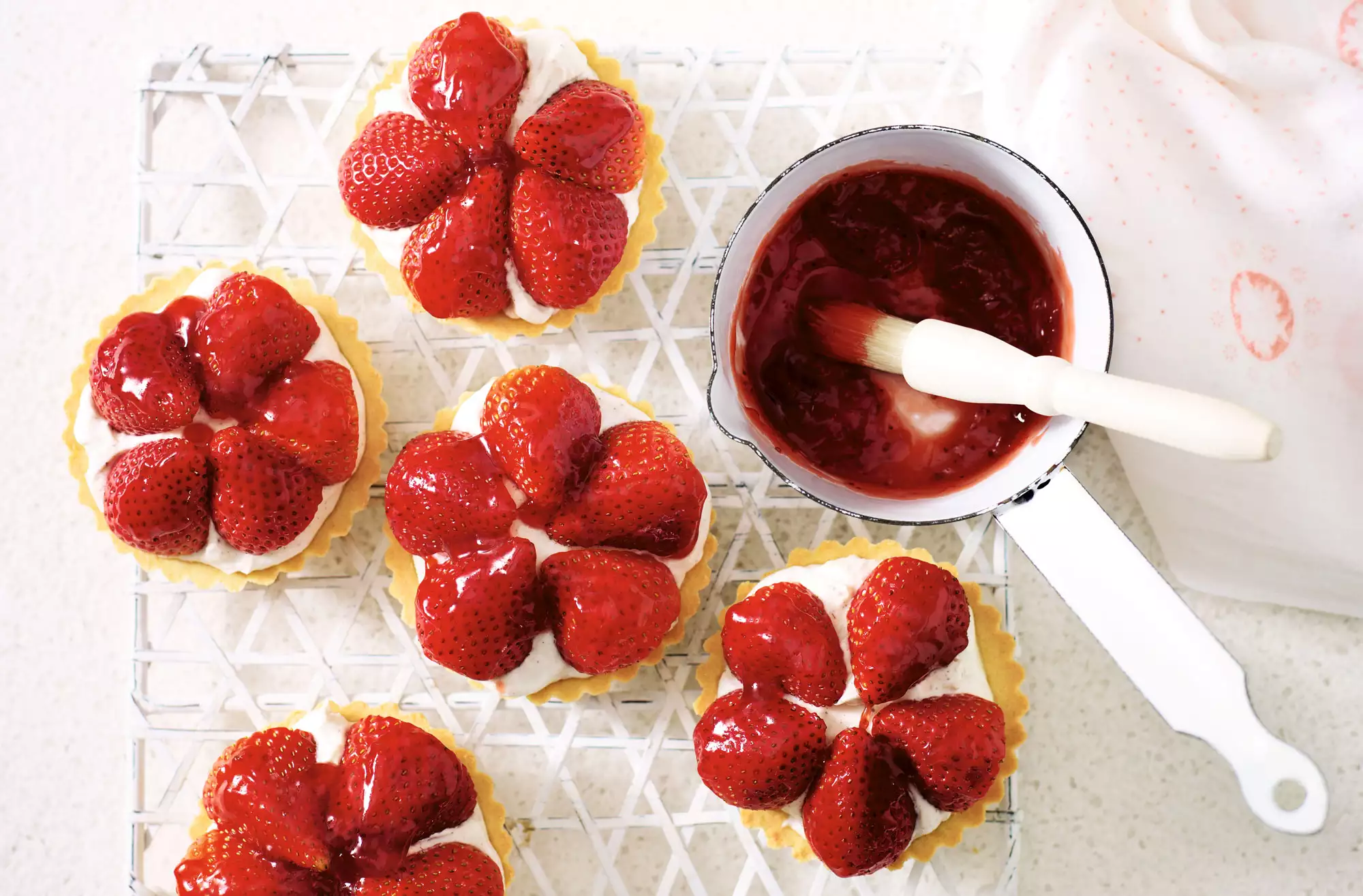 Simple strawberry tarts with white chocolate