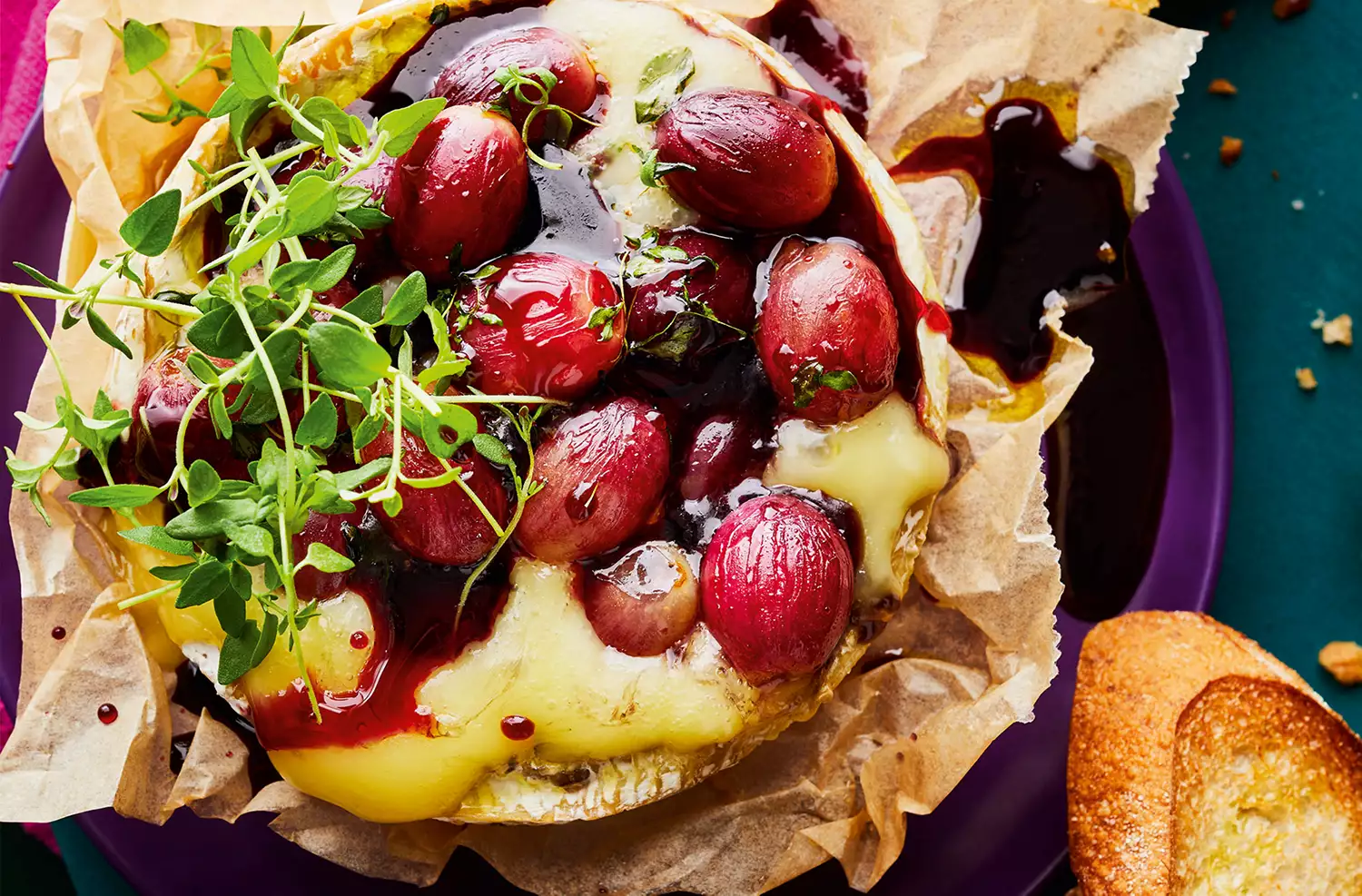 Camembert with red wine & rosemary syrup roasted grapes